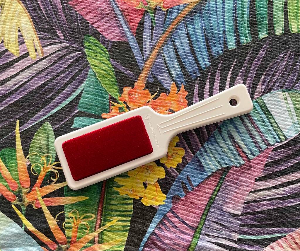 Im Test: Fusselbürste liegt auf Blumenmuster.