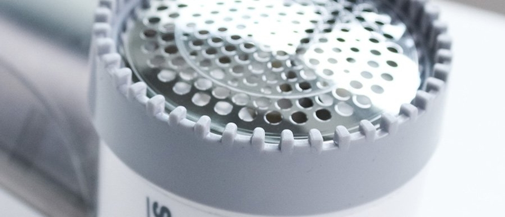 Abstandshalter eines Severin-Fusselrasierers, der auf einer Fläche liegt