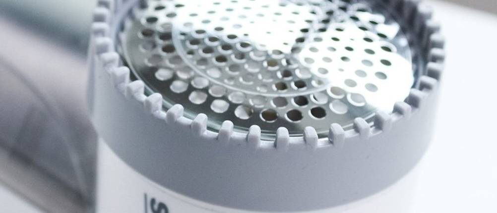 Abstandshalter eines Severin-Fusselrasierers, der auf einer Fläche liegt