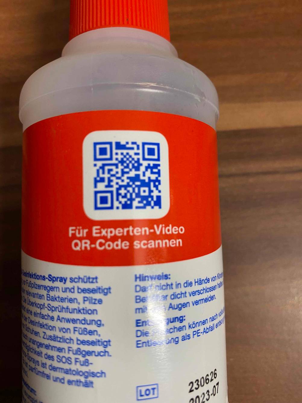 Fußpilz-Spray getestete: Nahaufnahme des QR-Codes auf der Rückseite der Flasche.