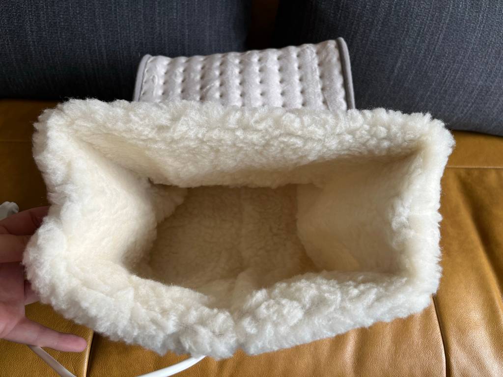 Das kuschelige Fell des Modells SWF 10 von Sanitas bietet Ihren Füßen einen besonders warmen Platz.