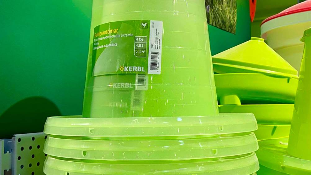 Nahaufnahme des Labels auf übereinander gestapelten Hühner-Futterautomaten im Test.
