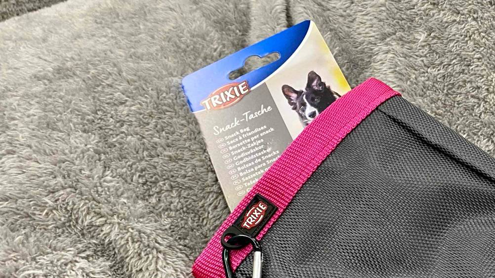 Nahaufnahme des Labels in einem getesteten Futterbeutel Hund auf einem grauen Handtuch.