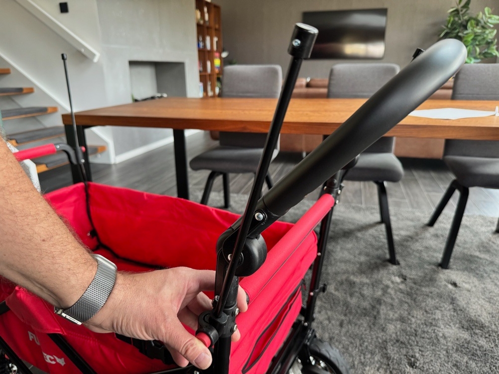 Eine der Stangen zum Befestigen des Daches am Fuxtec FX-CT700.