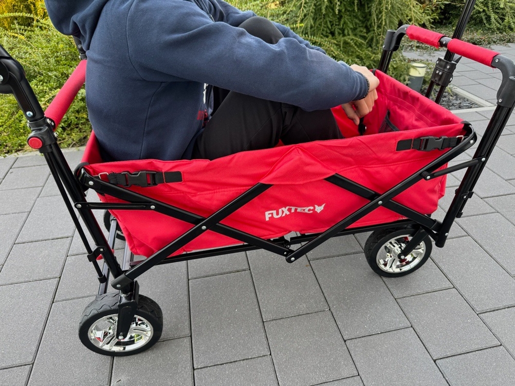 Eine Person sitzt im Fuxtec FX-CT700