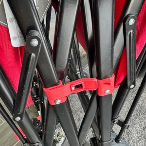 Der Mechanismus zum Verriegeln im zusammengeklapptem Zustand in Nahaufnahme.