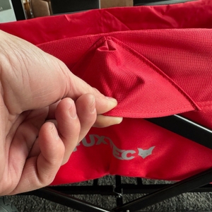 Eine der Laschen zur Befestigung des Stoffes am Eisengestell des Fuxtec FX-CT700 in Nahaufnahme.