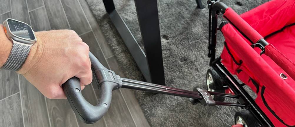 Eine Hand hält die Zugstange des Fuxtec FX-CT700 fest.