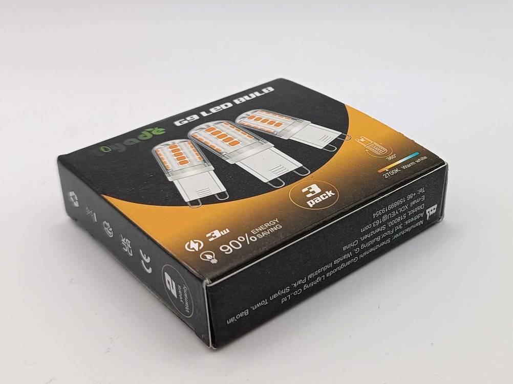 Seitenansicht einer Packung der getesteten G9-LEDs auf einer hellen Fläche.
