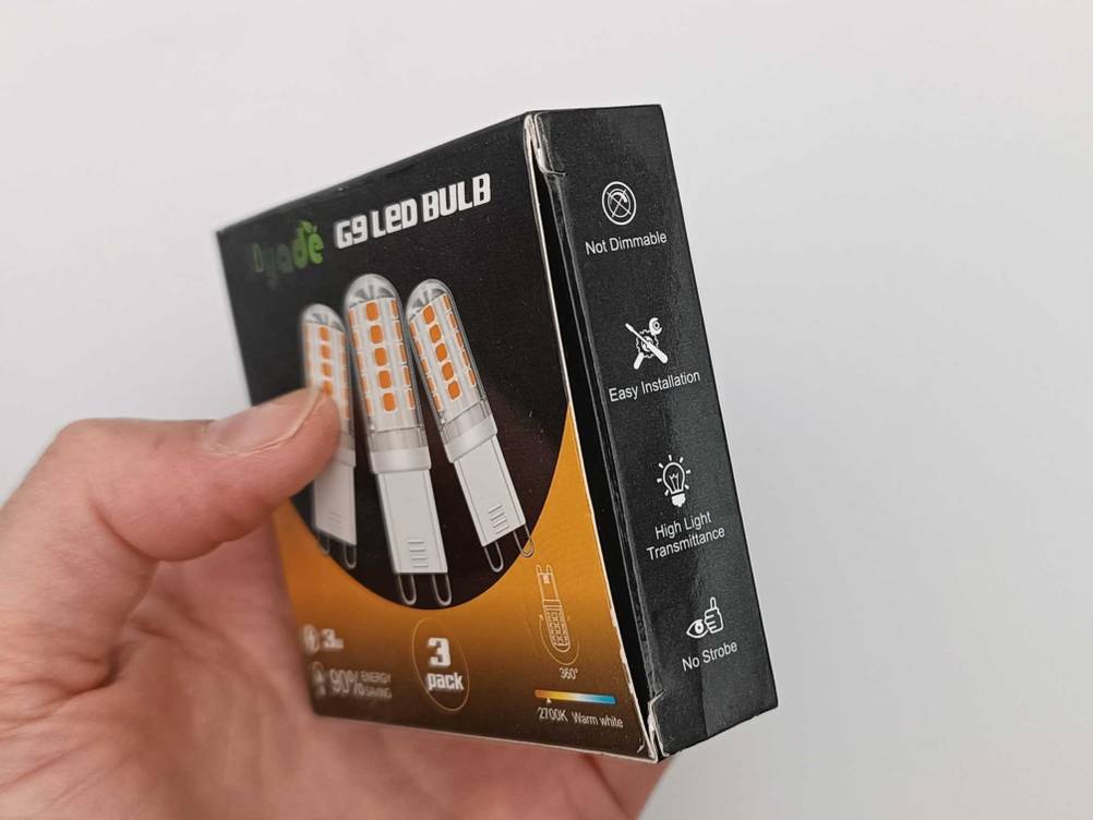 Eine Hand hält eine Packung der getesteten G9-LEDs leicht schräg.