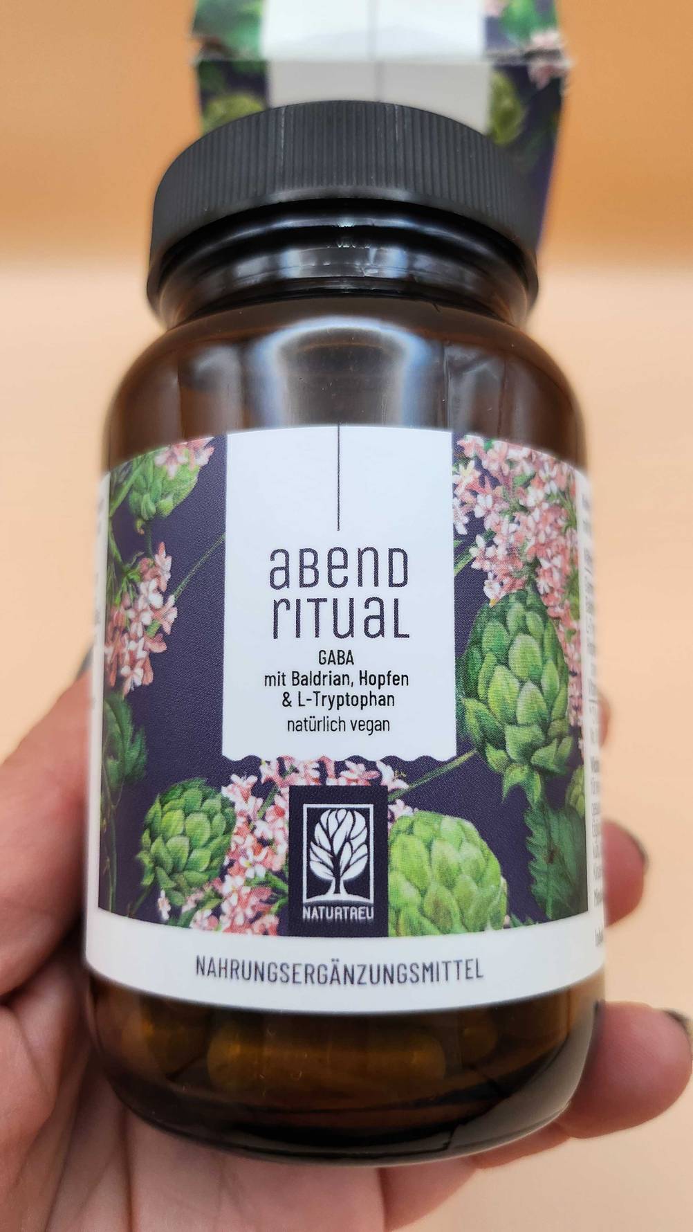 Gaba-Kapseln-Test: Nahaufnahme des Labels auf der Verpackung.