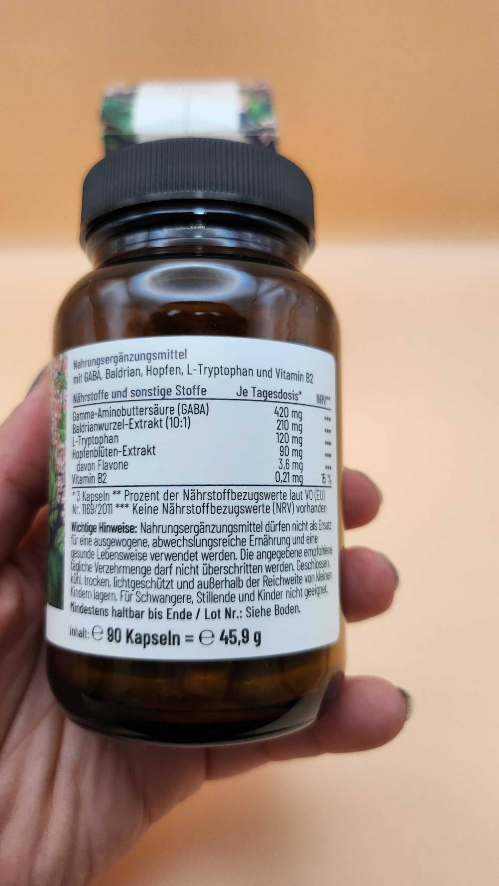 Rückseite der Gaba-Kapseln im Test von einer Hand gehalten.