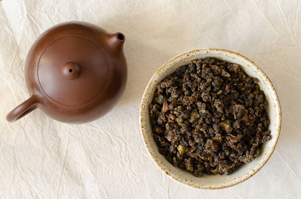 Gaba-Tee-Test: Auf einem Tisch steht eine Teekanne und eine Schale mit Gaba-Tee. 