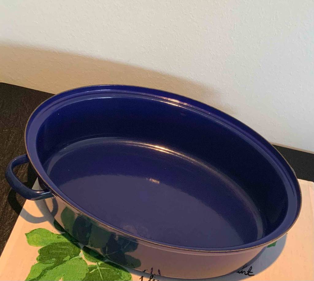 Nahansicht mit Blick in einen getesteten blauen Gänsebräter.