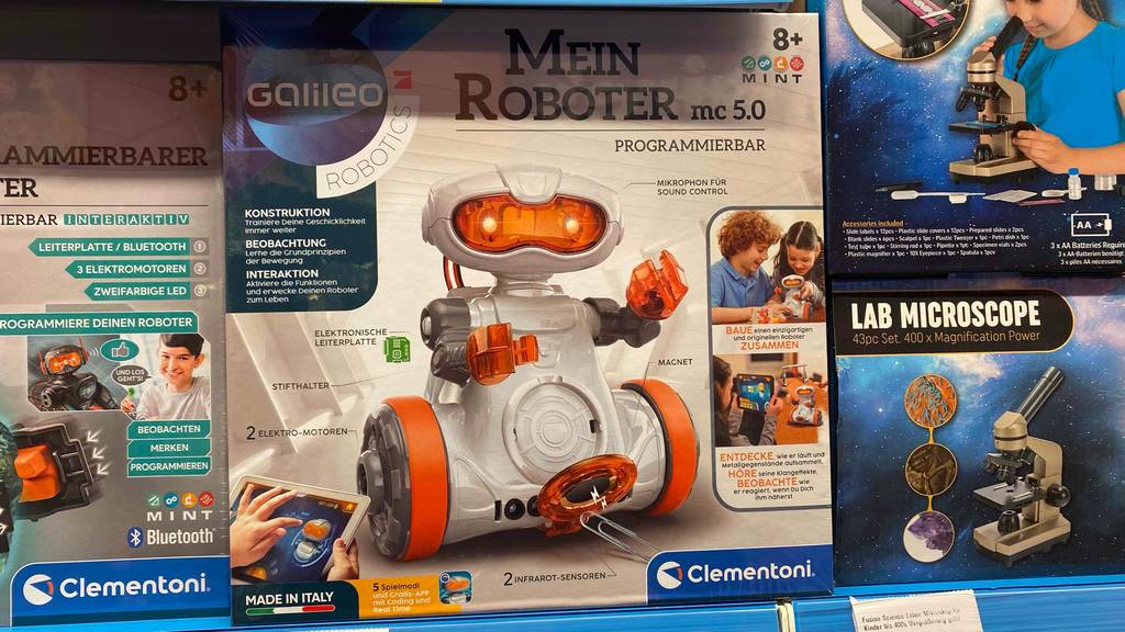 Roboter für Kinder im Test: ein verpackter Roboter steht neben anderen Produkten in einem Regal.