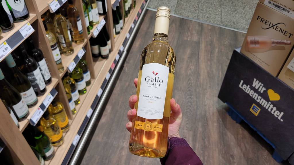 Getestet: Gallo-Wein aus Chardonnay-Trauben in der Flasche, die von einer Hand im Verkaufsbereich gehalten wird.