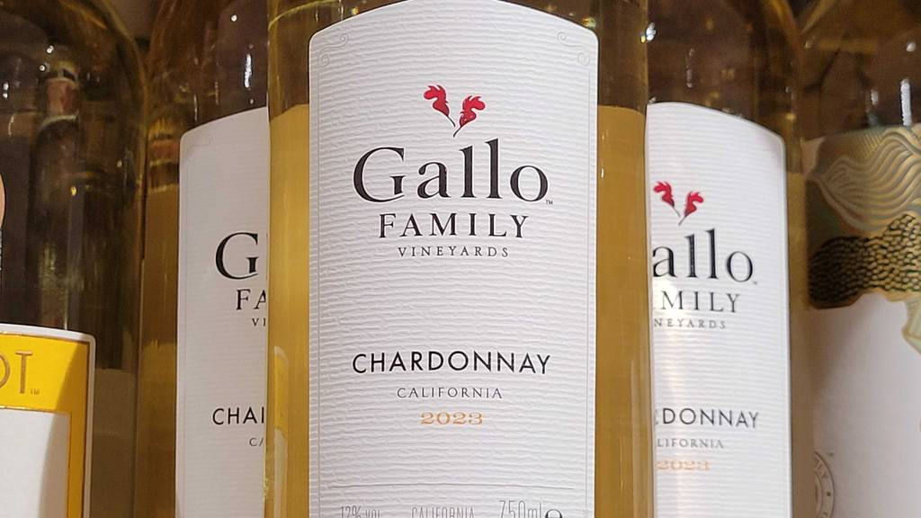Getestet: Gallo-Wein aus Chardonnay-Trauben, Detailansicht der Produktinformation auf dem Etikett des Weißweins.