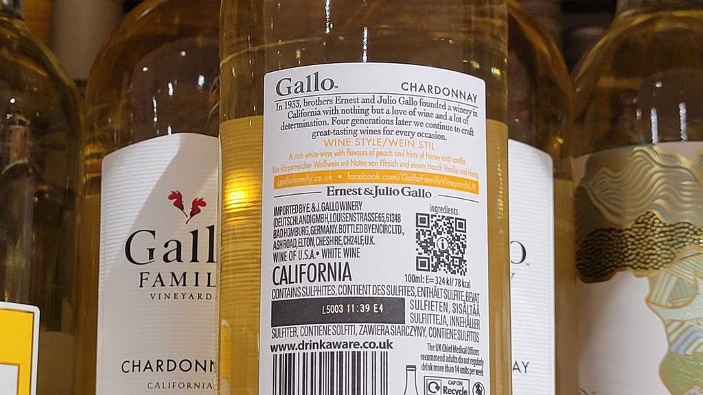 Im Test: Gallo-Wein in der Flasche; Detailansicht der Produktinformation auf dem Etikett des Weißweins.
