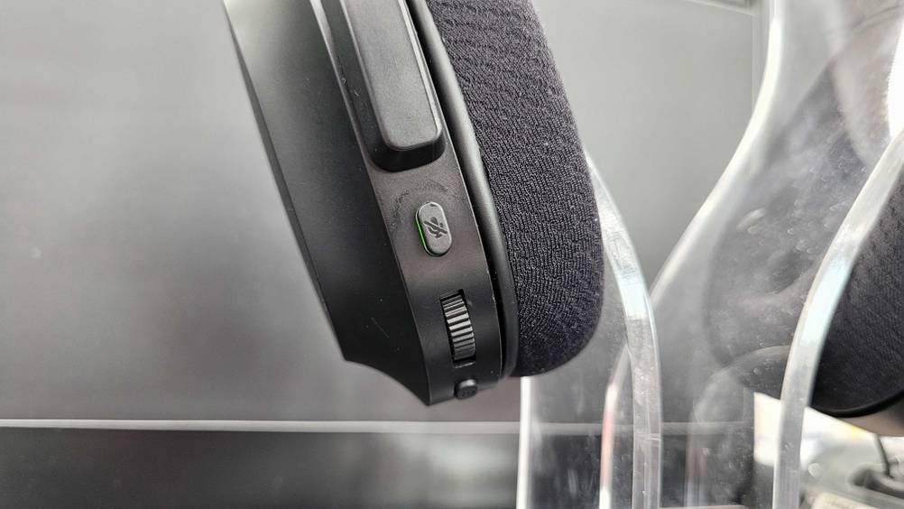 Gaming Headsets getestet: Detailaufnahme Bedienelemente am Ohrhörer.