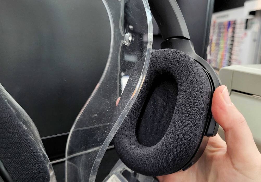 Nahaufnahme der Polsterung der Ohrhörer eines getesteten Gaming Headsets.