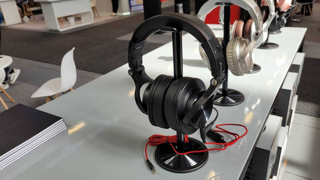 Mehrere getestete Gaming-Headsets im Laden ausgestellt. 