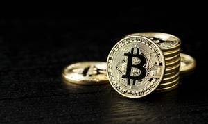 bitcoin vor schwarzem hintergrund