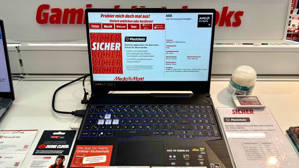 Der getestete Gaming-Laptop bis 1.000 Euro von vorne mit aufgeklappten, angeschaltenem Display.