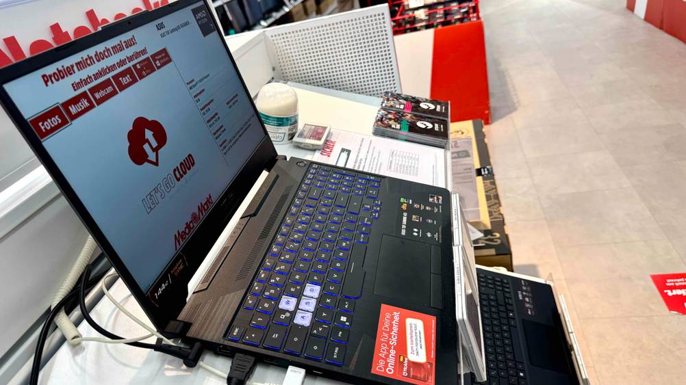 Seitenasicht des Gaming-Laptop bis 1.000 Euro im Test auf einem Verkaufsregal.