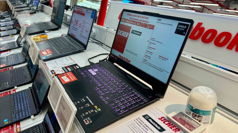 Gaming-Laptop bis 1.000 Euro im Test: Seitenansicht des Gerätes auf einem Verkaufsregal.