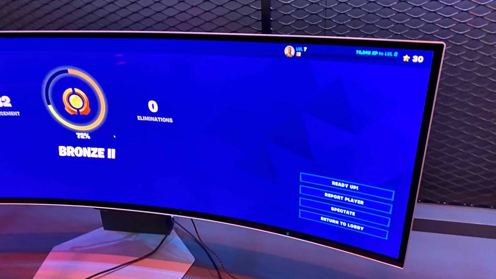 Gaming-Monitor im Test: Monitor angeschlossen befindet sich auf dem Schreibtisch.