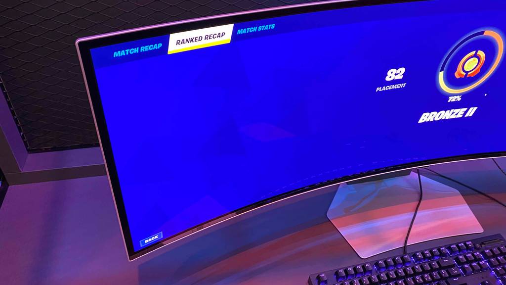 Getesteter Gaming-Monitor mit angeschlossener Tastatur. 