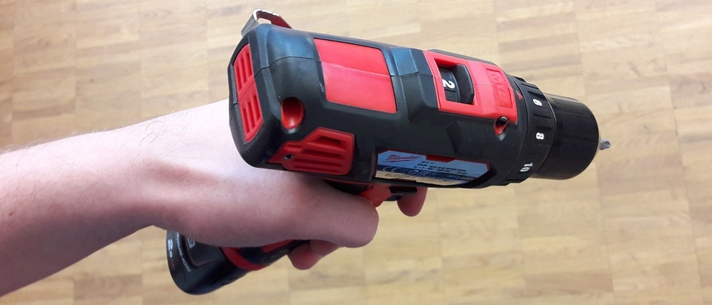 Milwaukee Akkuschrauber wird in der Hand gehalten.