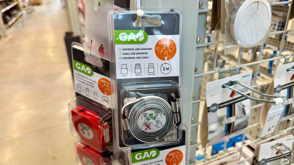 Ein 2-m-Multi-Ladekabel im Test hängt innerhalb seiner Verpackung an einem Verkaufsstand.