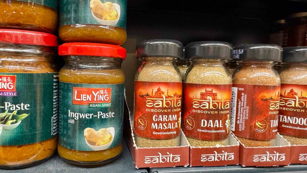 Mehrere Fläschchen des getesteten Garam Masalas in einem Verkaufsregal.