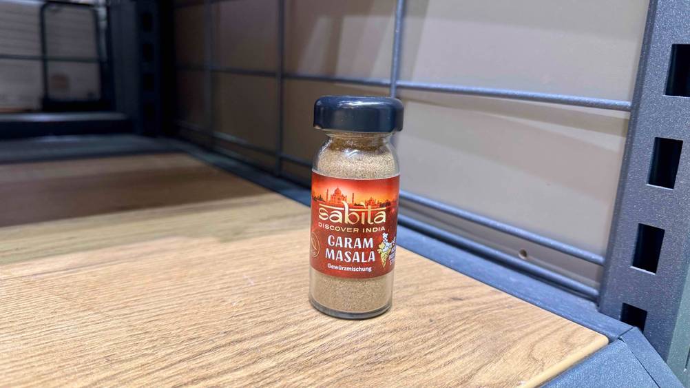 Garam Masala getestet: Ein Glas steht auf einem Holzregal.