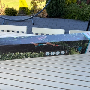 Der Karton der Gardena 430933 liegt auf einem Tisch.