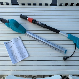 Der Lieferumfang der Gardena 430933 liegt auf einem Tisch.