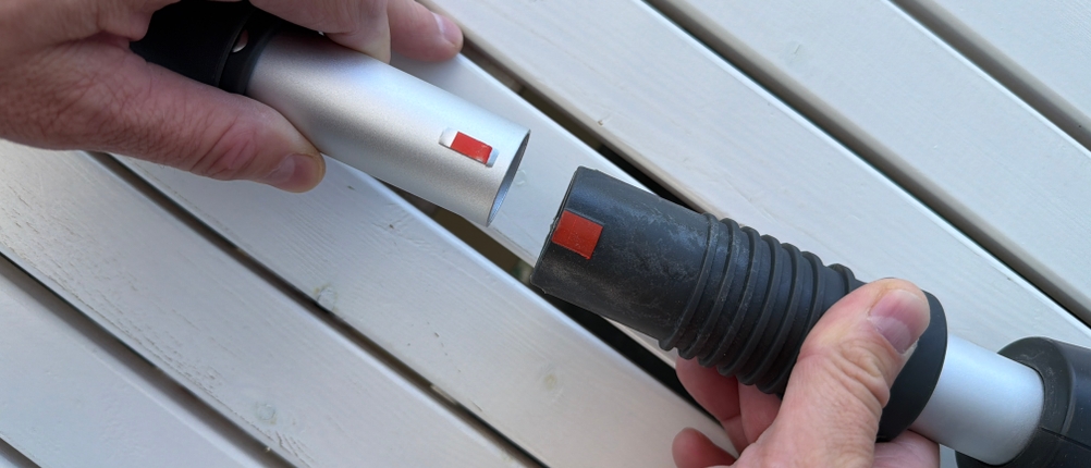 Zwei Hände stecken die Gardena 430933 zusammen.