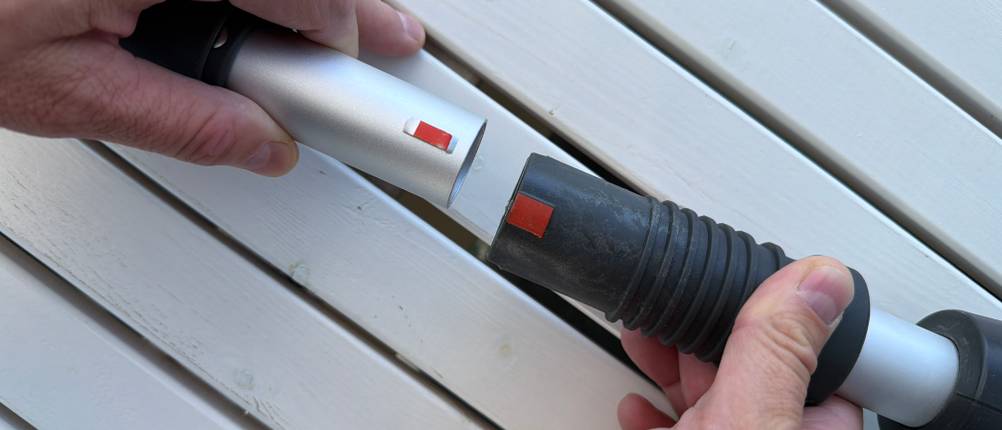 Zwei Hände stecken die Gardena 430933 zusammen.