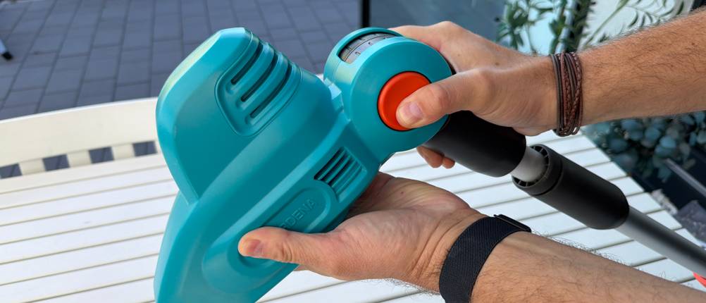 Eine Hand verändert den Winkel der Gardena 430933.