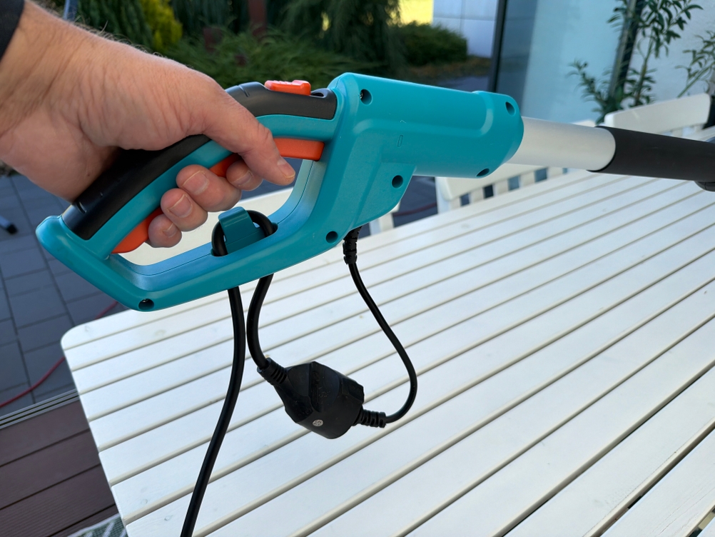 Eine Hand hält den Griff der Gardena 430933 fest.