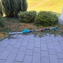 Die Gardena 430933 liegt auf einem gepflasterten Boden.