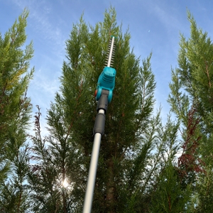 Mit der Gardena 430933 wird eine Hecke geschnitten.