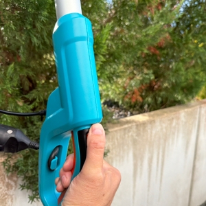 Eine Hand hält die Gardena 430933 beim Schneiden fest.