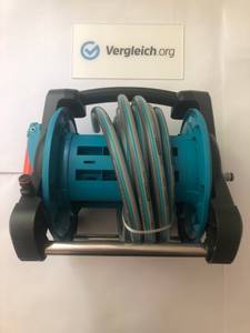 Eine Schlauchtrommel mit aufgerolltem Schlauch im Test.