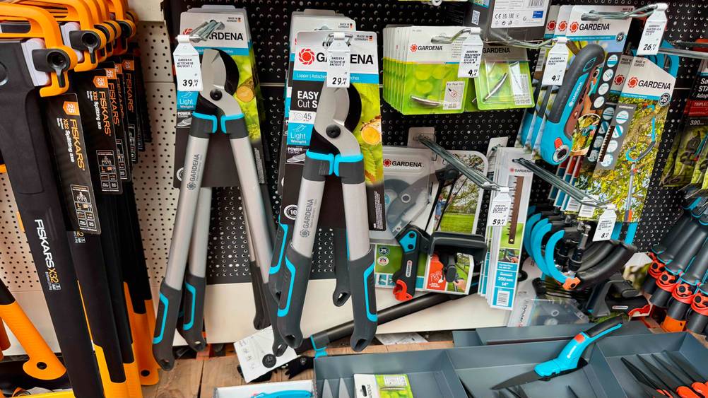 In einem Verkaufsregal befindet sich die getestete Gardena-Astschere neben anderen Produkten.
