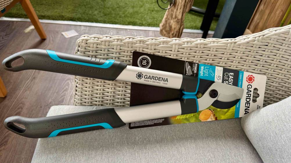 Die getestete Gardena-Astschere liegt auf einem Sessel.