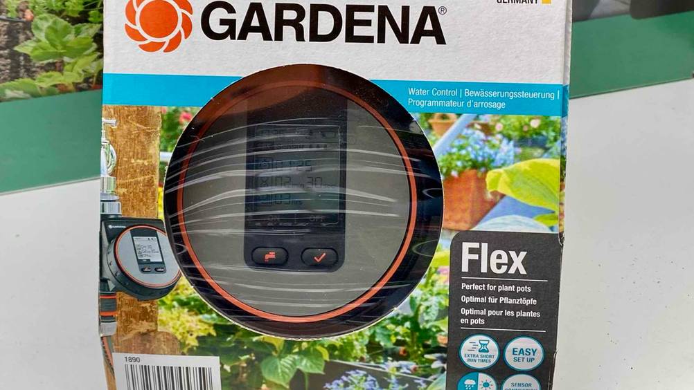 Gardena-Bewässerungscomputer getestet: Nahaufnahme des verpackten Gerätes mit Sichtfenster.
