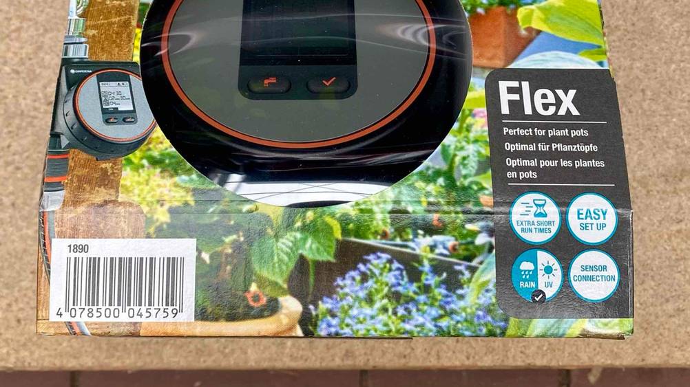 Nahaufnahme der Inforgrafiken auf der Packung eines getesteten Gardena-Bewässerungscomputers.