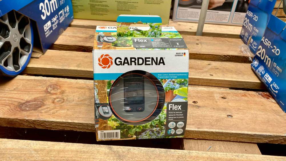 Gardena-Bewässerungscomputer getestet: Gerät steht auf einem Untergrund aus Holz.